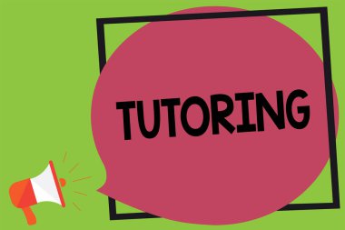 Ders gösterilen Not yazma. Bir hareket bilgi birine megafon hoparlör yüksek sesle çığlık fikir konuşma çerçeve konuşma balonu yönetmek için çalışan bir kişi olarak vitrine iş fotoğraf