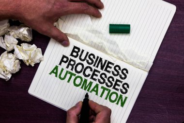 İş süreçleri Otomasyonu gösterilen metin işareti. Kavramsal fotoğraf dijital dönüşümün işaretçisi defter buruşuk sayfanın belgeleri birkaç tutan adam ulaşmak için gerçekleştirilen hata çalışır