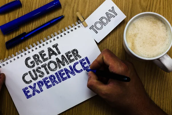 Büyük müşteri deneyimi gösterilen metin işareti. Kavramsal fotoğraf dostu yararlı şekilde adam ile istemcilere yanıt marker defter clothespin hatırlatma ahşap masa fincan kahve holding