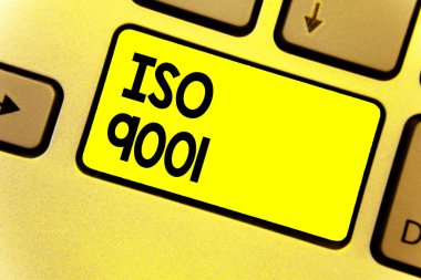 ISO 9001 gösterilen Not yazma. Emin olmak için iş fotoğraf vitrine tasarlanmış yardım kuruluşları klavye sarı niyet oluşturmak belge yansıtmak bilgisayar bilgisayar müşterilerin ihtiyaçlarını karşılamak
