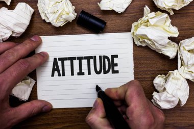 Word metin yazma tutum. İş kavramı için düşünme veya kişilik birkaç çalışır hata işaret defter buruşuk sayfanın belgeleri tutan adam hakkında bir şeyler hissetmeye kapatılan yol