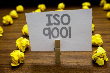 Word yazı metni ISO 9001. Buruşuk Kağıt fikir hatırlatma tutan müşteriler Clothespin tutun ihtiyaçlarını karşılamak birkaç deneme kağıtları emin olmak için yardım kuruluşları iş kavramı için tasarlanmış