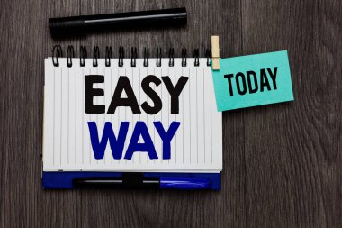 Kavramsal el kolay yol gösteren yazma. Zor iş fotoğraf metnini iki arasında daha az ve daha fazla çaba yöntemi fikirler defter ahşap masa işaretleri bugün önemli hatırlatma için karar