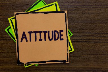 Word metin yazma tutum. İş kavramı için düşünme veya kişilik kağıt notları önemli hatırlatmalar Express fikirler Mesaj ahşap arka plan hakkında bir şeyler hissetmeye kapatılan yol