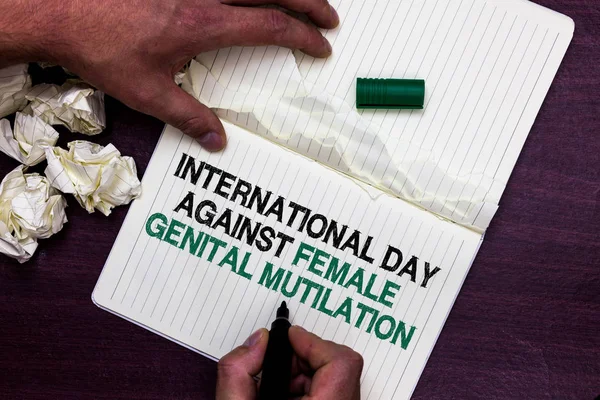 Signo Texto Que Muestra Día Internacional Contra Mutilación Genital Femenina — Foto de Stock