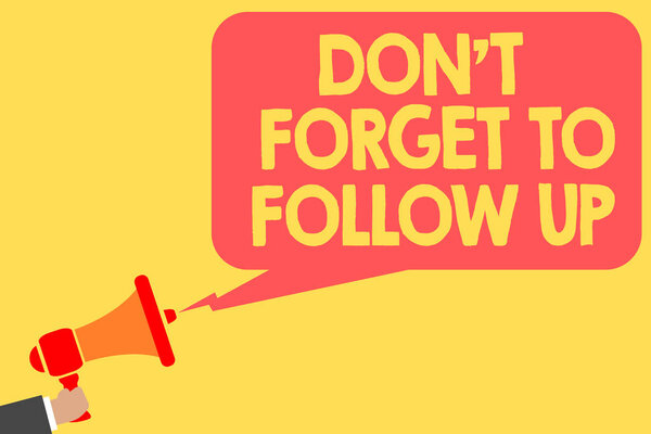 Текст почерка Не забывайте следовать за ним. Концепция означает просить кого-то сохранить связь с другими человеком, держащим мегафон громкоговоритель сообщение пузырь речи говорить громко
