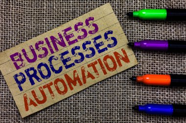 İş süreçleri Otomasyonu yazma el yazısı metin. Dijital dönüştürme karton bilgisayar fare Jüt arka plan Expressing fikirler ihtiyaçlarını yazarak elde etmek için gerçekleştirilen kavram anlam