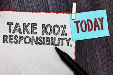 100 sorumluluk almak gösterilen Not yazma... İş fotoğraf vitrine sayfa kırmızı kenarlıklar marker clothespin hatırlatma ahşap arka plan beyaz yapmak için şeyler nesnelerin listesi için sorumlu