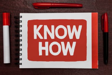 Nasıl biliyorum gösterilen metin işareti. Kavramsal fotoğraf işleminin şeyler yapmayı öğrenmek için ilk zaman önemli fikirleri vurgulanmış defter işaretleri ahşap masa anımsatıcı iletisi için yapacak