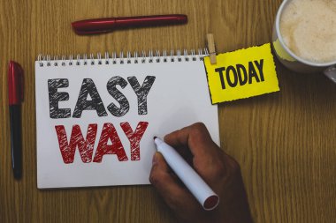 Word metin yazma basit yol. Zor yapmak için iş kavramı iki arasında daha az ve daha fazla çaba yöntemi adam karar bugün önemli kahve fincanı için işaretleyici defter ahşap masa tutarak