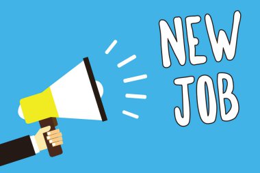 Kavramsal el yeni iş gösterilen yazma. İş metin fotoğraf imzalama sözleşme bulma iş fırsat arayışı daha iyi maaş adam yüksek sesle konuşan megafon hoparlör mavi arka plan holding