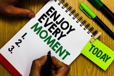 El yazısı metin Enjoy her an. Hayatınla memnun anlam kavramı değerli zaman günlüğü kalem Not defteri yüzük kalem marker işaretçi komut dosyası günlük iş el yazısı eğlenceler