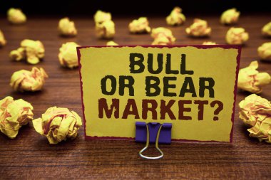 Boğa ya da ayı piyasası soru yazma el yazısı metin. Birisi onun pazarlama yöntemi sarı yapışkan kart kirpik metin bildirimi buruşuk Kağıt topları ahşap masa hakkında soran kavram anlam