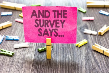 Ve Survey Says gösterilen Not yazma... İş fotoğraf yapıyor vitrine anket ve getirmek sonuçlarını başkalarıyla konuşmak birden fazla klip odunsu tablo küçük kart kısaltıldı haber duyuru