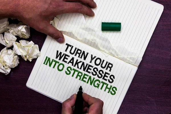 Sinal Texto Mostrando Transforme Suas Fraquezas Forças Foto Conceitual Trabalhar — Fotografia de Stock