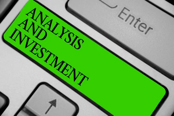 개념적 보여주는 투자를 작성입니다 비즈니스 보여주는 대규모 키보드 컴퓨터 컴퓨팅 — 스톡 사진
