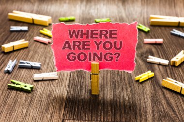 Kavramsal el gidiş soru nerede gösterilen yazma. Birisi klipleri yayılmış odunsu tabloya nereye gittiğini soran iş fotoğraf metin öğrenmek çalışma şeyler sınıf okul