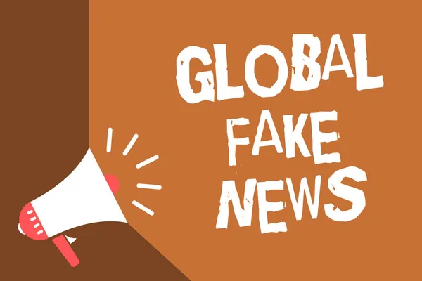Escribiendo Nota Mostrando Global Fake News Foto Negocios Mostrando Información — Foto de Stock