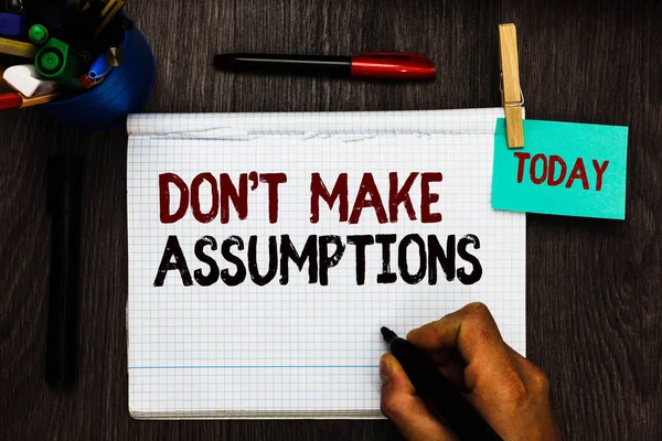 Kavramsal el yazma gösteren Don t varsayımlar yapmak değil. Plan gelecekte yüzde olay kayıt sayfaları el yazısı metin çalışma Kırtasiye öğeleri odunsu tablosu ile koyarak iş fotoğraf metin