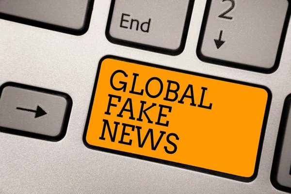 Handskrift Text Skriva Globala Falska Nyheter Konceptet Menande Falsk Information — Stockfoto
