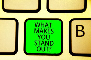 Soru ne yapar You Stand Out gösterilen Not yazma. Birisi onun nitelikleri hakkında soran vitrine iş fotoğraf klavye yeşil anahtar gibi bir niyetim bilgisayar bilgi işlem yansıma belge