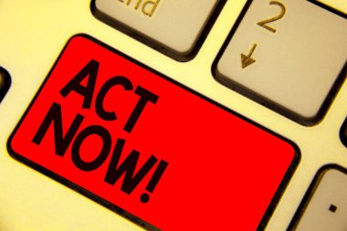 Hareket Şimdi yazma el yazısı metin. Hızlı tepki eylemi yapmak için birini soran gecikme yok anlamı olan klavye kırmızı tuşa niyeti kavram oluşturma yansıma belge bilgisayar