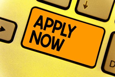 Word metin yazma Uygula şimdi. İş kavramı meslek klavye sarı anahtar niyeti ilgili iş elde etmek için bir kişi bir hareket için yansıma belge bilgisayar oluşturmak