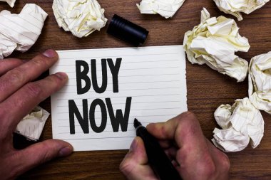 Word metin satın almak şimdi yazma. Birisi ürün satın almak isteyen için iş kavramı sağlamak iyi indirim birkaç çalışır hata işaret defter buruşuk sayfanın belgeleri tutan adam