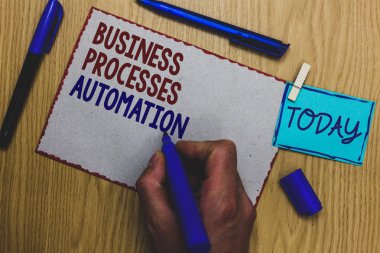 Kavramsal el iş süreçleri Otomasyonu gösterilen yazma. İş fotoğraf metin gerçekleştirilen dijital dönüşüm kağıt clothespin hızlı fikirler işaret tutan adam elde etmek için ahşap masa