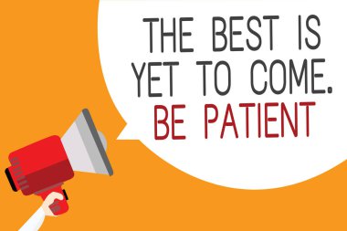 En iyi olduğunu henüz gelmek gösterilen metin işareti. Sabırlı ol. Kavramsal fotoğraf karanlık adam sonra umut ışık gelir kaybetme megafon hoparlör konuşma balonu mesaj turuncu arka plan holding