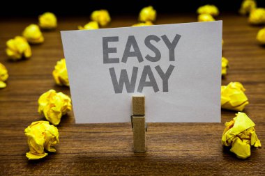 Word metin yazma basit yol. Sert iki arasında daha az ve daha fazla çaba yöntemi karar yapmak için iş kavramı tutun buruşuk Kağıt fikir hatırlatma tutan birkaç kağıtları Clothespin çalışır