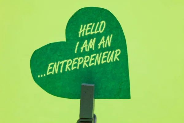 概念手写显示您好我是一个 企业家 商业照片展示人谁建立了企业或创业 Clothespin 持有绿色纸心浪漫的信息想法 — 图库照片