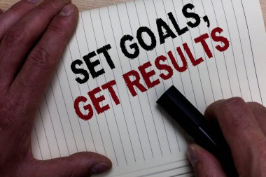 Metin yazma Set gol, sonuçları almak kelime. İş kavramı için ağımdaki hedefleri iş başarmak onları adamın el kavramak siyah marker ile beyaz sayfa üzerinde siyah ve kırmızı bazı metinler