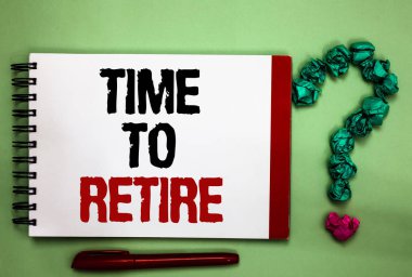 İçin zaman emekli gösterilen Not yazma. İş fotoğraf vitrine almak yaşlı eski yeterli Seladon renk arka plan kırmızı yüzlü Not defteri mektupları yeşil sorgu mark çalışıyor emekli durumu durdur