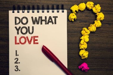 Yapmak What You Love gösterilen Not yazma. İş fotoğraf vitrine yapmak not etmek kırmızı kalem sarı kağıt topak soruda ahşap masa üzerinde yazılı motivasyon ile faaliyetleri eğlenceli şeyler yapmak