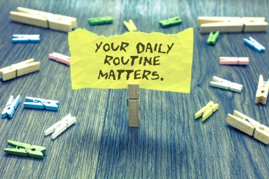 El yazısı metin Your günlük rutin konularda. Ataç sağlıklı bir hayat yaşamak için iyi alışkanlıklar var anlam kavramı birçok klipleri koydu yazılı bozuk sayfa mavimsi ahşap zemin üzerinde tutun.