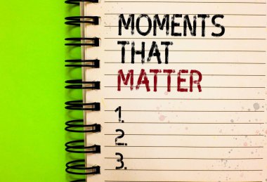 Word metin anlar ki konu yazma. İş kavramı için anlamlı pozitif mutlu unutulmaz önemli kez beyaz notepad yeşil arka plan üzerinde siyah ve kırmızı metin ve numara yazılı