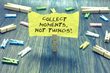 El yazısı metin toplamak anlar, şeyler değil. Felsefe ataç tutun basit yaşam gerçekleri bozuk sayfa yazılı zevk mutluluk anlam kavramı birçok klipleri mavimsi ahşap zemin koydu.