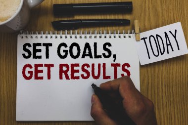 Kavramsal el set gol, almak sonuçları gösterilen yazma. İş fotoğraf metin ağımdaki hedefleri iş için onları yazılı kağıt el tutun kalem kesme makinesi kavrama yapışkan not siyah kalem üzerinde gerçekleştirmek