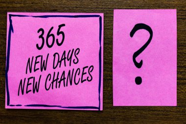 365 yeni gün yeni bir şans gösterilen metin işareti. Kavramsal fotoğraf başka bir yıl takvim fırsatları mor renk siyah başlangıç harfleri siyah soru işareti ile Yapışkan Not astarlı