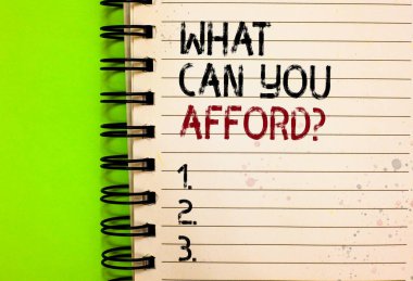 Word metin ne Ödeyebileceğinizden soru yazma. İş kavramı için bize bütçe durumu para yazılı siyah ve kırmızı metin ve sayı beyaz notepad yeşil zemin üzerine