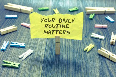 El yazısı metin Your günlük rutin konularda... Ataç sağlıklı bir hayat yaşamak için iyi alışkanlıklar var anlam kavramı birçok klipleri koydu yazılı bozuk sayfa mavimsi ahşap zemin üzerinde tutun.