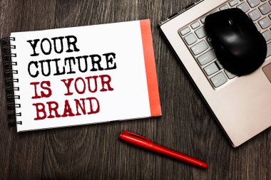 Kavramsal el kültürünüz gösterilen yazma senin markasıdır. İş fotoğraf vitrine bilgi deneyimleri olan tanıtım kartı Bluetooth fare klavye kelimeler kırmızı kalem ahşap güverte üzerinde