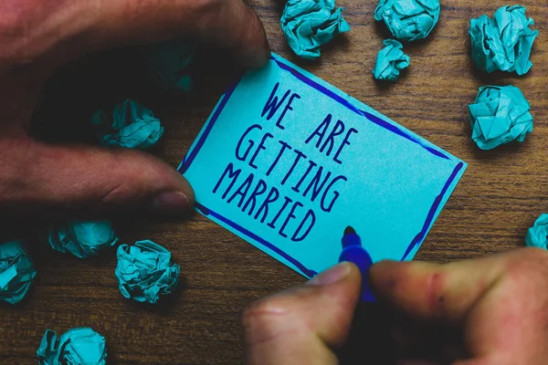 写纸条表明我们要结婚了 商业照片展示订婚婚礼准备爱情侣雾手持有标记绘制蓝色记事本纸块在木地板上 — 图库照片