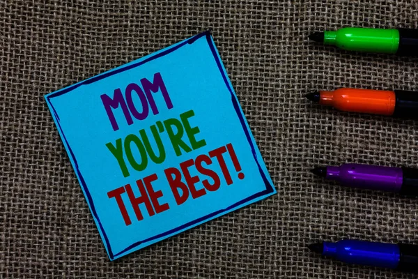 Mom を再表示を書きがベストです ビジネス写真 母親の愛の気持ちをほめる黒袋に色ペンのほかに書かれた文字に青い紙の感謝を展示 — ストック写真