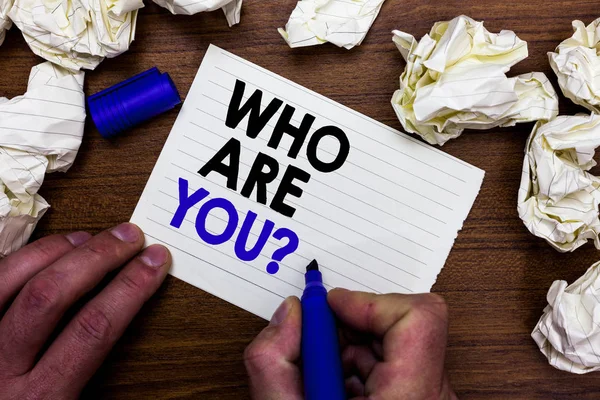 Are You soru gösterilen Not yazma. Tanıtmak kendinizi Açıklama kişisel özellikleri el holding marker yazmak kelime kağıt lob saçmak çevrede odunsu Resepsiyon vitrine iş fotoğraf