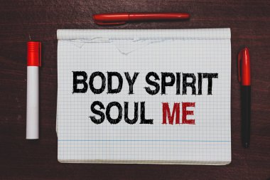 Vücut Spirit ruh bana kişisel denge terapi bilinç ruh hali anlam kavramı yazma el yazısı metin siyah, kırmızı kelimeleri not etmek üstünde kahverengi sahne beyaz vurgulayıcı kırmızı kalem yazılmış