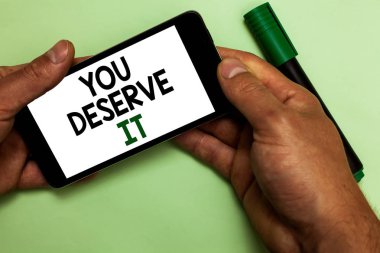 Sen hak ediyorsun bunu iş fotoğraf de tanıma hak bitmiş bir şey için ödül vitrine gösterilen Not yazma Ödülü insan eli tutun iphone metinler dokundu yeşil işareti ile