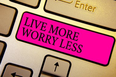 El yazısı metin Live daha az endişe. Olmak dikkatsiz bir iyi niyet motivasyon var anlam kavramı hayatın kristal turuncu bilgisayar klavye pembe düğme metinleri girmek kelime yazılı tadını çıkarın.