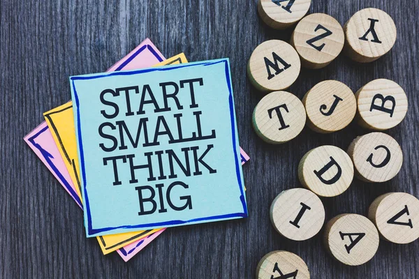 Handgeschreven Tekst Start Small Think Big Concept Wat Geïnitieerde Betekent — Stockfoto